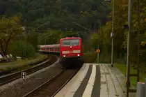Auch 111 142-6 kommt mit einem RE3 nach Heilbronn im Gegengleisbetrieb durch Neckargerach gefahren am heutigen Nachmittag des 14.10.2016