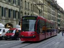 Combino Strassenbahn Be 4/6  763 eingeteilt auf der Linie 3 nach Weissenb�hl in den Gassen von Bern am 03.03.2007