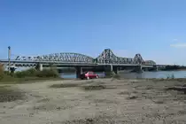 Alte Donaubr�cke bei Fetesti. Zusammen mit der 20 km entfernten Br�cke bei cernavoda, wurde diese 1895 in Betrieb genommen, und ist der vielleicht imposanteste und sch�nste Kunstbau auf rum�nischen Eisenbahnen.