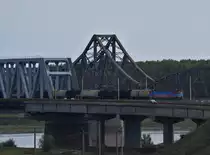E-Lok 40-1010-4 der GFR (Grup Feroviar Roman) mit Kesselwagengarnitur auf der neuen Donaubr�cke bei Fetesti am 15.10.2016.