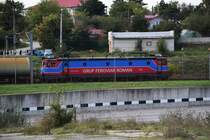 E-Lok 40-1010-4 der GFR (Grup Feroviar Roman) mit Kesselwagengarnitur bei Fetesti am 15.10.2016.