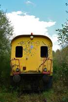 Zwischen großen Bäumen und Büschen rostet auch diese Bauzug Lok vor sich hin.

Raeren 08.10.2016