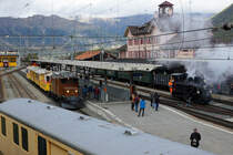 RhB: JUBILÄUM
     20 JAHRE CLUB 1889
Der Bahnhof Pontresina wie in alten Zeiten. Oldtimerparade mit dem Bernina Krokodil Ge 4/4 82 vor dem Bellavista-Express und der dampfenden G 3/4 11  Heidi  mit dem Holsboer-Express am 15. Oktober 2016.
Foto: Walter Ruetsch  
