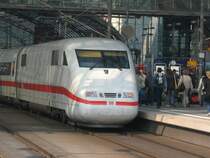 Der ICE der Baureihe 401-017-2 f�hrt gerade im Berliner Hauptbahnhof ein, am 5.4.2007.