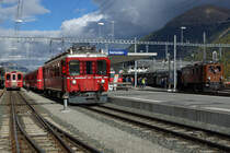 RhB: JUBILÄUM
     20 JAHRE CLUB 1889
Oldtimerparade in Samadedan vom 15. Oktober 2016 mit historischen Wagen, dem ABe 4/4 501 und dem ausfahrenden Lunghin-Express mit der Ge 4/6 353.
Foto: Walter Ruetsch 
