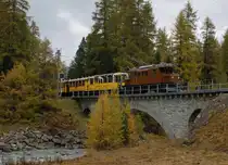RhB: JUBILÄUM
     20 JAHRE CLUB 1889
Das Bernina Krokodil Ge 4/4 82 mit dem Bellavista-Express unterwegs oberhalb Pontresina auf der Fahrt nach Bernina Ospizo am 15. Oktober 2016.
Foto: Walter Ruetsch
