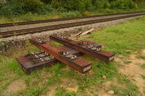 Nicht überall werden neue Schwellen in Beton verbaut, hier in Neckargerach liegen neue aus Holz auf dem Grünstreifen und warten auf ihre Verbauung.
14.10.2016