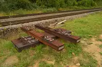 Nicht überall werden neue Schwellen in Beton verbaut, hier in Neckargerach liegen neue aus Holz auf dem Grünstreifen und warten auf ihre Verbauung.
14.10.2016