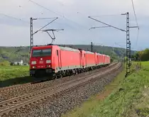Dieser Lokzug, gezogen von 185 206-0 mit 185 395-1, 185 237-5, 185 309-2 und 185 041-1 im Anhang in nördliche Fahrtrichtung, fuhr mir am 26.04.2015 zwischen Ludwigsau-Friedlos und Mecklar vor die Linse.