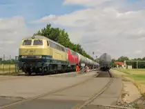 Railsystems RP 218 480-2 + 218 469-5 mit einem Kesselwagenzug nach Großkorbetha, am 11.07.2016 im Tanklager Emleben.