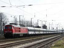 233 127 durchf�hrt mit einem Ganzzug 4-achsiger Zementsilowagen den Hbf-Stralsund. Hierbei auch noch mal dank an die Vormeldung aus Greifswald! (05.04.07)