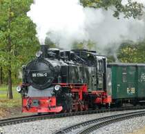  Rasender Roland : 99 1784 der Gattung K57.9, Baujahr 1953 am 09.10.2016 bei leichtem Nieselregen bei der Einfahrt in Sellin/Ost. 