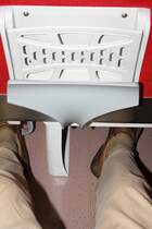 Im Gegensatz zu den bei uns üblichen Wagen (RailJet, CityJet) habe ich mit 194cm Körpergröße in einem taiwanesischem TEMU 2000 genügend Beinfreiheit für ein angenehmes Reisen. Detail im TEP2017 am 09.Juni 2014.