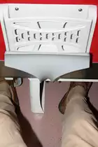 Im Gegensatz zu den bei uns üblichen Wagen (RailJet, CityJet) habe ich mit 194cm Körpergröße in einem taiwanesischem TEMU 2000 genügend Beinfreiheit für ein angenehmes Reisen. Detail im TEP2017 am 09.Juni 2014.