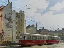 L-l3 vor einer alten Kotányi Werbung welche nach Abbrucharbeiten wieder zum Vorschein kam. Die Werbung wurde mehrere Jahrzehnte vom ehemaligen Finanzamt Nussdorfer Straße verdeckt und blieb so wunderbar konserviert.

Die Garnitur befuhr im Rahmen einer Sonderfahrt Strecken auf denen solche Garnituren in den 60er- und 70er Jahren typisch waren. 548+1852, 16.10.2016