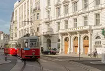 L-l3 vor der dem ehemaligen Bürositz der Firma Lohner bzw. Lohnerwerke in der Porzellangasse. 

Lohner war seit Anbeginn eine der Wagonbaufirmen welche für die Wiener Straßenbahn Trieb- und Beiwägen fertigte.

Die Garnitur befuhr im Rahmen einer Sonderfahrt Strecken auf denen solche Garnituren in den 60er- und 70er Jahren typisch waren. 548+1852, 16.10.2016