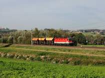 Die 1144 202 mit einem Schotterzug am 14.10.2016 unterwegs bei Taufkirchen a. d. Pram.