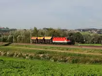 Die 1144 202 mit einem Schotterzug am 14.10.2016 unterwegs bei Taufkirchen a. d. Pram.