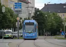 In die Ferne nach Salzburg, Passau oder Nürnberg kommt man von hier besser mit mit Auto. Denn die Straßenbahn der Linie 25 (Grünwald - Max-Weber-Platz) fährt nur noch ein paar Stationen bis zu ihrer Endhaltestelle. 
München Tegernsee Landstraße, 11. August 2016