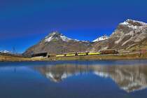 Das Bernina Krokodil Nr.182 fährt mit dem Bellavista Express den Berninapass hinauf.Bild vom 16.10.2016
