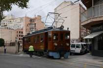 Nachdem der von Sóller kommende Triebwagen Nr. 3 mit den Wagen der Ferrocarril de Sóller das Ziel Palma de Mallorca erreicht hatte und abgekuppelt war, setzt der Triebwagen am 18.09.2016 um, damit wenige Minuten später der nächste Zug nach Sóller gezogen werden kann.