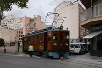 Nachdem der von Sóller kommende Triebwagen Nr. 3 mit den Wagen der Ferrocarril de Sóller das Ziel Palma de Mallorca erreicht hatte und abgekuppelt war, setzt der Triebwagen am 18.09.2016 um, damit wenige Minuten später der nächste Zug nach Sóller gezogen werden kann.
