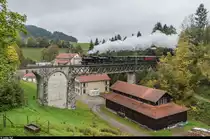 DVZO Nebenbahntreffen Bauma 2016: Am regnerischen Morgen des 15. Oktober 2016 fahren die Ed 3/4 51 der Dampfbahn Bern und die Ed 3/4 2 des VHE mit dem ersten Zug von Bauma nach Hinwil über die Weissenbachbrücke bei Neuthal auf der DVZO-Stammstrecke.
