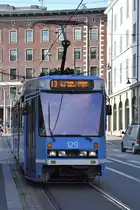 OSLO (Provinz Oslo), 08.09.2016, Wagen 129 als Linie 13 nach Grefsen stasjon bei der Einfahrt in die Haltestelle Ruseløkka