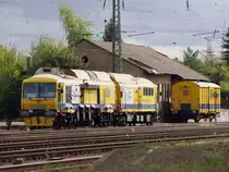 Einige Tage lang steht schon der Schienenfräszug im Bahnhof Ensdorf Saar abgestellt.
99809427 001-9 D-ALPHA der Firma Alpha Train Team hat wohl keine Arbeit oder wartet auf Einsätze im Saarland. Der von der Firma Linsinger gebaute Zug hat die Typbezeichnung SF03-FFS plus. 15.10.2016
