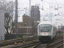 Ein IC Steuerwagen f�hrt als IC 2114 von Stuttgart nach Hamburg-Altona in K�ln Hbf ein. Im Hintergrund sieht man den Saturn am Hansaring. Aufgenommen am 07.04.07