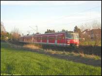 Hinter der Station Niederh�chstadt trennen sich die Strecken der S3 nach Bad Soden und der S4 nach Kronberg, auf dem Feld dazwischen  besteht die M�glichkeit, beide Strecken zu fotografieren. Ein Vollzug mit 420 322 und 420 295 hatte am 10.03.2007 Niederh�chstadt gerade verlassen und fuhr durch die Kurve in Fahrtrichtung Bad Soden.

