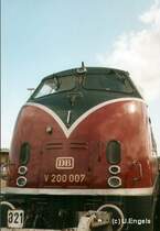 V200-007 auf dem Dampflokfest in Osnabr�ck 2003. Die Lok wurde 1956 vom Hersteller Maschinenbau Kiel (MaK) an die DB ausgeliefert. Bis zu ihrer Ausmusterung am 31.12.1984 tat sie ihren Dienst. Seit 1985 ist sie Museumslok im Bestand des Eisenbahnmuseums N�rnberg und wird nach wie vor zu Sonderfahrten eingesetzt. Insgesamt 136 Maschinen vom Typ V200 beschaffte die Bahn von 1953 bis 1965. Sie wurden im Reise- und G�terzugbetrieb auf Hauptbahnen eingesetzt.