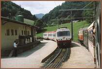Kreuzung mit 4090 002-9 vermutlich in Kirchberg an der Pielach. (07/98)