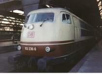 Welch sch�ne Lok! 103 236 mit einem Sonntags IC nach Frankfurt(Main) in Leipzig Hbf. November '97.