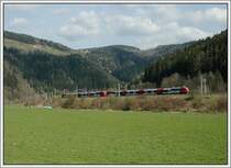 4024er Tandem als REX 1700 von Spittal-Millst�tter See nach M�rzzuschlag kurz vor Wartberg im M�rztal am 10.4.2007 beim sg.  Wartberger Bogen  aufgenommen.