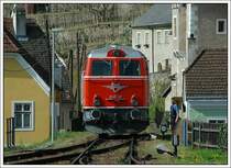 2043.24 der �BB Nostalgie nach der Ankunft mit dem EZ 6994 in Spitz a.d. Donau beim St�rzen am 8.4.2007.