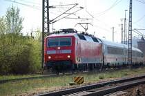 120 125 mit IC bei der Ausfahrt in Lichtenfels nach Berlin. ( im Hintergrund der ehemalige Wasserturm des Bw Lichtenfels u. Schloss Banz. Der Wasserturm dient heute den Alpenverein als �bungsraum)
