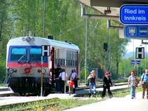 5047083-0  als R 5975 w�hrend des Aufenthaltes Bhf. RIED i.I.; sch�n zu sehen auch wie der Fr�hling seine Farbenpracht spriessen l�sst, merkw�rdig auch, dass die Tfzf bei diesem Wetter gerne ihre K�pfe herausstecken, um ggf. tolle Dekolltee´s zu ersp�hen_ 070414