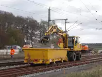 Zweiwegebagger mit Absetzcontainer,am 29.Oktober 2016,in Züssow.