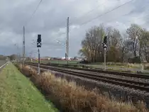 Die Neuen Einfahrsignale von Samtens werden nicht wie gedacht an das Estw Altefähr angeschlossen,sondern kommen an das Neue Estw Samtens.Aufnahme vom 29.Oktober 2016.