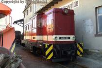 Auch die Rum�nen haben sch�ne Loks gebaut. Diese f�hrt bei BVO-Bahn GmbH und ist eigentlich  auf der Schmalspurstrecke Oberwiesenthal - Cranzahl der Fichtelbergbahn in Sachsen zu Hause. Sie wird aber zur Zeit bei der Wei�eritztalbahn eingesetzt, da das Augusthochwasser 2002 einen gro�en Teil der Strecke entlang der Wei�eritz zerst�rte. Nun endlich wird sie wieder aufgebaut, was eine tolle Sache ist. Die L45H-358 von BVO wird so ihren Anteil zum Wiederaufbau beitragen und noch bis Mitte 2008 bei der Wei�eritzbahn den Dienst erf�llen. Diese Aufnahme entstand am 14.4.2007 in Dippoldiswalde.

�brigens die BVO-Bahn GmbH bedient zwei Strecken in Sachsen:
- Fichtelbergbahn zwischen Oberwiesenthal und Cranzahl
- und die L��nitzgrundbahn zwischen Radebeul Ost und Radeburg.