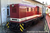 Auch die Rum�nen haben sch�ne Loks gebaut. Diese f�hrt bei BVO-Bahn GmbH und ist eigentlich  auf der Schmalspurstrecke Oberwiesenthal - Cranzahl der Fichtelbergbahn in Sachsen zu Hause. Sie wird aber zur Zeit bei der Wei�eritztalbahn eingesetzt, da das Augusthochwasser 2002 einen gro�en Teil der Strecke entlang der Wei�eritz zerst�rte. Nun endlich wird sie wieder aufgebaut, was eine tolle Sache ist. Die L45H-358 von BVO wird so ihren Anteil zum Wiederaufbau beitragen und noch bis Mitte 2008 bei der Wei�eritzbahn den Dienst erf�llen. Diese Aufnahme entstand am 14.4.2007 in Dippoldiswalde.

�brigens die BVO-Bahn GmbH bedient zwei Strecken in Sachsen:
- Fichtelbergbahn zwischen Oberwiesenthal und Cranzahl
- und die L��nitzgrundbahn zwischen Radebeul Ost und Radeburg.