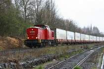 PBSV mit Lok Nr. 15 (ex DB 202 726) vor einem Containerzug im Regen. 04/2007