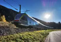 Bei strahlenden Sonnenschein fährt ein ETR 170 fährt als REX 1885 (Fortezza/Franzensfeste - Lienz) vorüber.
Aufgenommen am 16.10.2016, nahe des ehemaligen Bahnhofs Prato alla Drava/Winnebach.