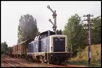 212060 fährt hier am 10.8.1989 um 18.33 Uhr mit ihrem Güterzug in Bödigheim nach Seckach aus.