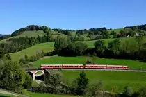 Unspektakulärer  Beifang  und doch schon Geschichte: Der Montag bis Freitag verkehrende Schülerzug RB 57606 von Kempten nach Röthenbach war 2014 die letzte Planleistung des VT 628 im Allgäu. Am Viadukt bei Unterthalhofen wurde der nach Kempten zurückkehrende Lp dokumentiert (29. September 2014).