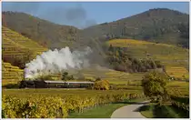 310.23 mit dem Sonderzug 17264 von Wien nach Spitz am 28.10.2016 kurz vor Weißenkirchen in der Wachau aufgenommen.