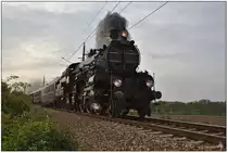 Für die Rückfahrt wurde die 310.23 in Krems gedreht, sodass die Lok wieder Kamin voraus nach Wien zurückfuhr. Hier zu sehen ist die Lok mit ihrem sehr passenden Zug kurz nach Fels am Wagram. (28.10.2016)