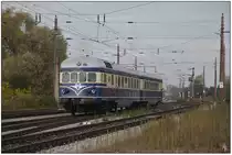 Der Blaue Blitz auf der Nordwestbahnstrecke bei der Ausfahrt aus dem Bahnhof Korneuburg in Fahrtrichtung Stockerau. (29.10.2016)