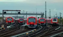 In der Abenddämmerung sind drei S-Bahn-Züge der Baureihe 474 und ein Zug der Baureihe 472/473 im Gleisvorfeld des Bahnhofes Hamburg-Altona abgestellt, rechts fährt ein 474 in Richtung Elbgaustraße aus (30.10.2016)